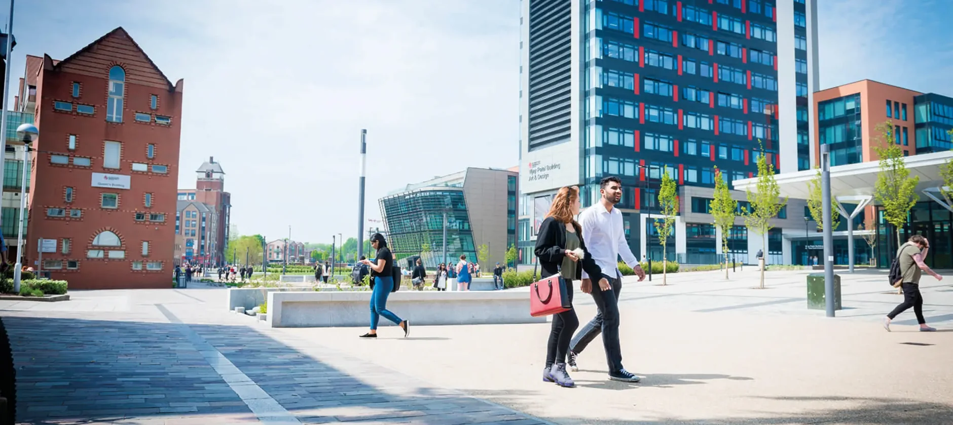 Студенты De Montfort University в кампусе